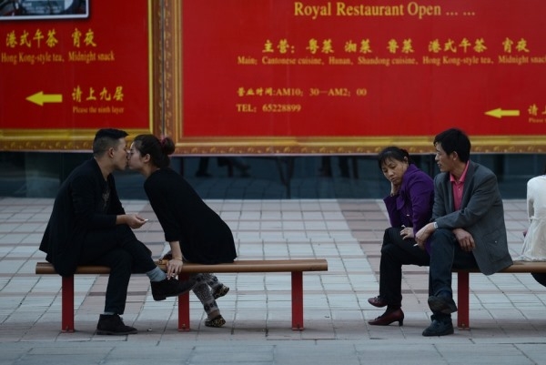 
	
	Một cặp đôi người Trung Quốc đang hôn nhau khi họ ngồi ở ghế chờ xe lửa tại Bắc Kinh, 10/05/2013.